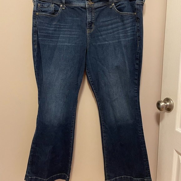 SOLD Torrid Mid/Dark Wash Mid Rise Denim Jeans Flare 20 Short - Picture 1 of 4